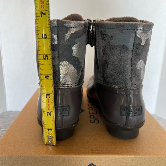 Like new! Sperry Saltwater Met Camo silver. Size 6.5 - Picture 6 of 7